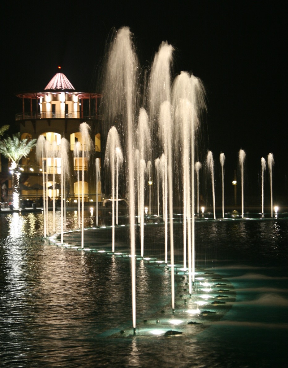 al-qout_fountain_night.JPG
